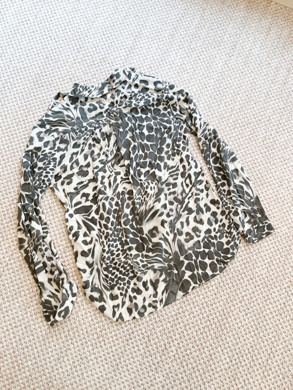 Diane von Furstenberg Silk Leopard Print Blouse Size 8 - Picture 8 of 11